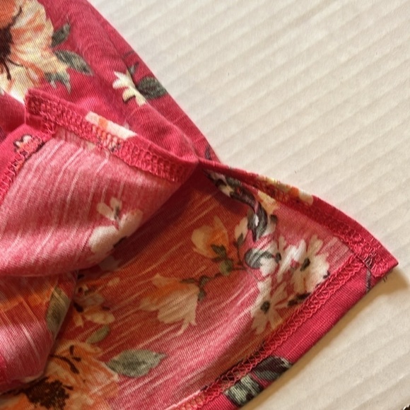 NWT-absolutely famous-S-pink floral-V-neck, lightweight, short sleeve top/blouse - Picture 6 of 11